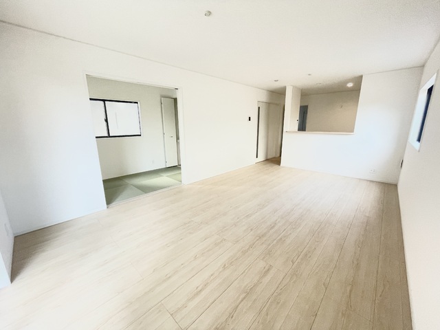 ～リビング～
縦に広い奥行あるLDKは光が差し込み明るく居心地の良い憩いの空間です。大切な家族団らんのひと時を♪