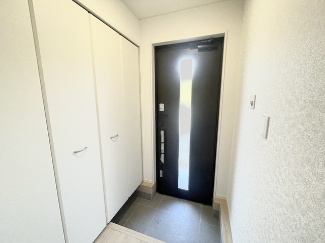 ～玄関～
ピッキング対策に有効なディンプルキーを採用した玄関ドア。耐久性もあり防犯対策も安心です！