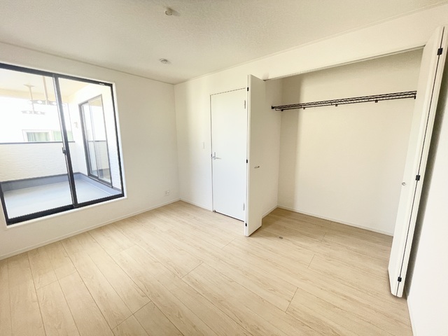 ～洋室～
バルコニー隣接の洋室は日が差し込みとても明るい空間です。