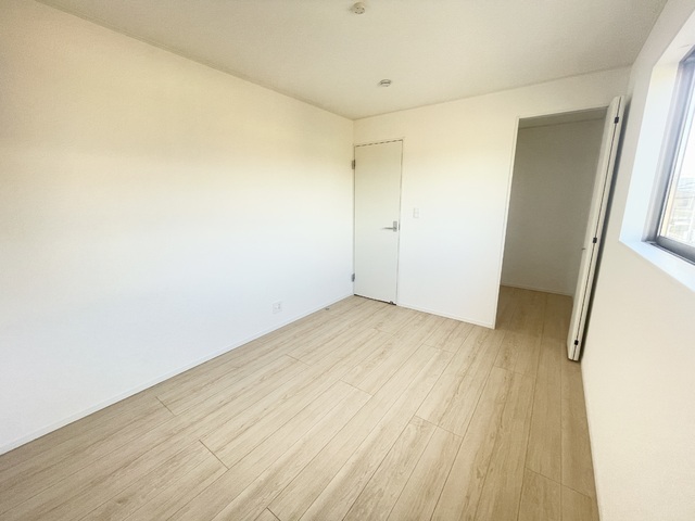 ～洋室～
白いクロスが明るさを演出してくれる洋室。この部屋にはウォークインクローゼットがあるので収納力もUP！