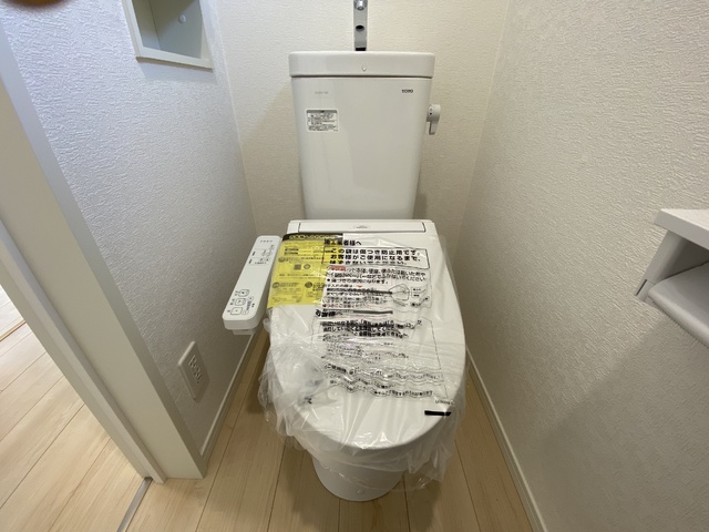 ～トイレ～
毎日使うトイレだからこそ快適に♪温水洗浄便座が標準装備！寒い冬でも便座が温かく、いつでも気持ちよくご使用いただけます♪