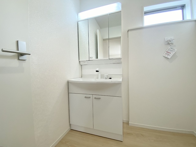～洗面～
使いやすさが考えられた三面鏡の洗面台！シャワー付き水栓で、洗面台でのシャンプーや毎日のボウル掃除にも大変便利ですね！
