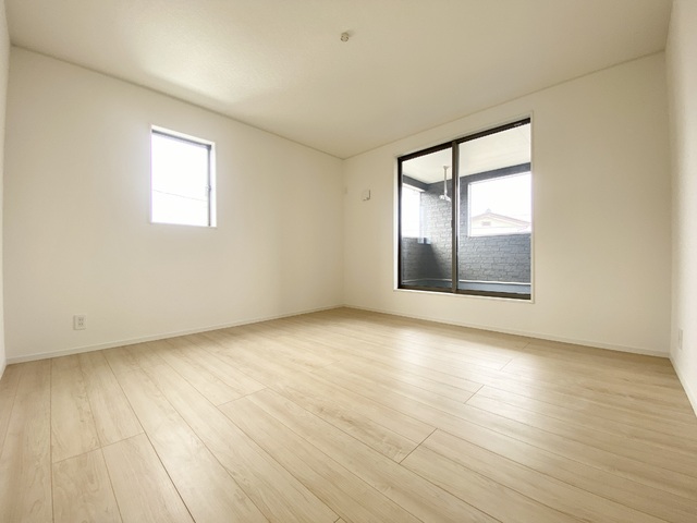 ～洋室～
このお部屋にはサービスルームが付いています。
主寝室として最適なゆとりある広さと2面採光で明るい住空間が魅力。