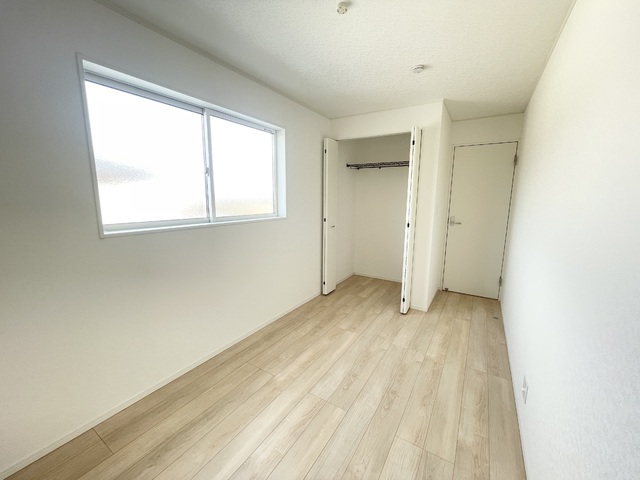 ～洋室～
お子さんの憧れ「自分だけの部屋」をプレゼントしてあげられますね！室内も明るく居心地も良い空間です。