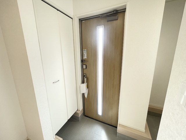 ～玄関～
高さを調整できる玄関収納！ロングブーツやトレッキング靴、お子様の長靴など、高さに合わせてすっぽり収まります♪