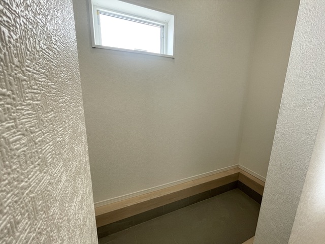 ～シューズインクローク～
玄関横にシューズインクローク付き！靴だけでなく、雨具や三輪車、ベビーカーを置いても余裕の広さ♪土間続きなので、外で使った物もそのまましまえて便利！
