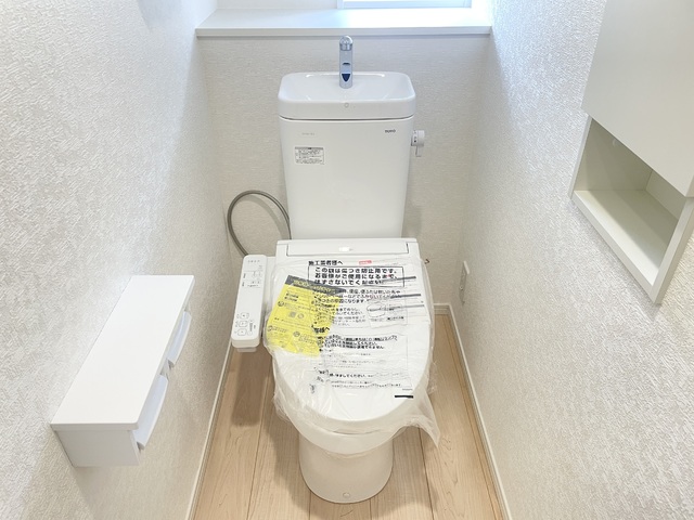 ～トイレ～
トイレには換気扇だけでなく、窓も付いているのでとっても明るい！空気の入れ替えもしやすく、匂いもこもらず、いつも清潔な空間を保てますね♪