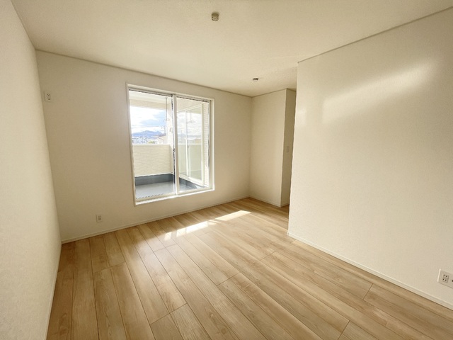 ～洋室～
このお部屋にはウォークインクローゼットが付いています。
主寝室として最適なゆとりある広さとバルコニー隣接で明るい住空間が魅力。