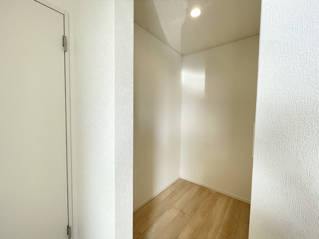 ～ウォークインクローゼット～
お洋服好きな方に喜ばれる、憧れのウォークインクローゼット！お洋服以外にも、掃除機やスーツケースなどを一箇所に集約できるのが魅力ですね！