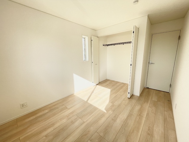 ～洋室～
居室は全てクローゼット付きなのでお部屋をさらに広く使うことができます。整理整頓でいつでもスッキリ！