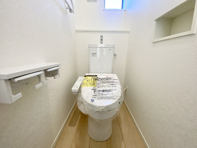 ～トイレ～
便器に近づくと自動で便ふたが開き離れると閉まります。手を触れないので清潔・快適です！