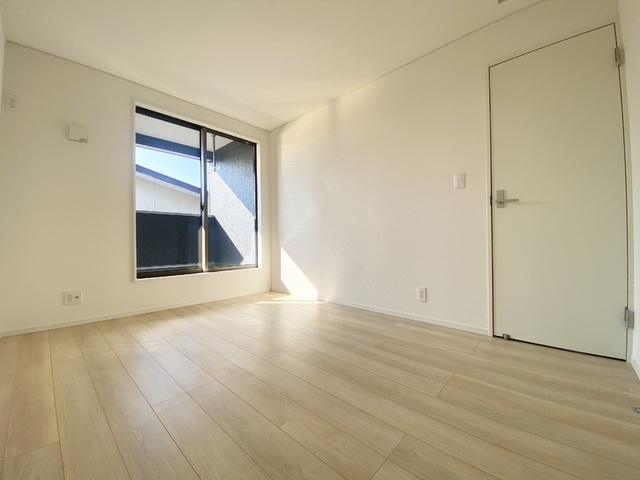 ～洋室～
白いクロスが明るさを演出してくれる洋室。この部屋にはウォークインクローゼットがあるので収納力もUP！