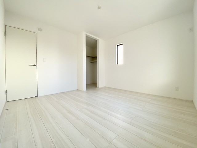 ～洋室～
このお部屋にはウォークインクローゼットが付いています。
主寝室として最適なゆとりある広さと2面採光で明るい住空間が魅力。