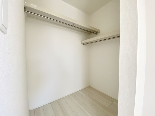 ～ウォークインクローゼット～
たっぷり収納できるウォークインクローゼットで、満足の収納力！お部屋にタンスなどを置かずに済むので、室内を広々と使えますよ♪