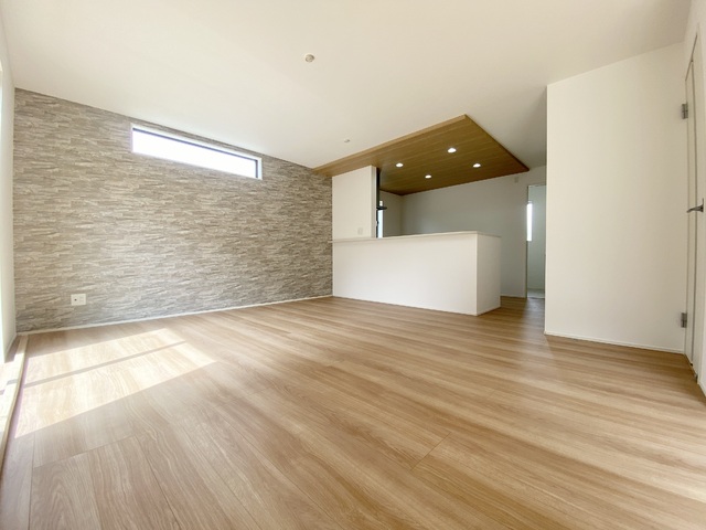 ～リビング～
ご家族の笑顔も自然と増えるような、明るい南向きのお住まいです！日中はポカポカと暖かく、照明をつけなくても快適に過ごせる時間が長いのが嬉しいですね♪