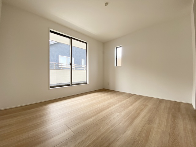 ～洋室～
バルコニー隣接のお部屋はたっぷりの光が降り注ぎます！