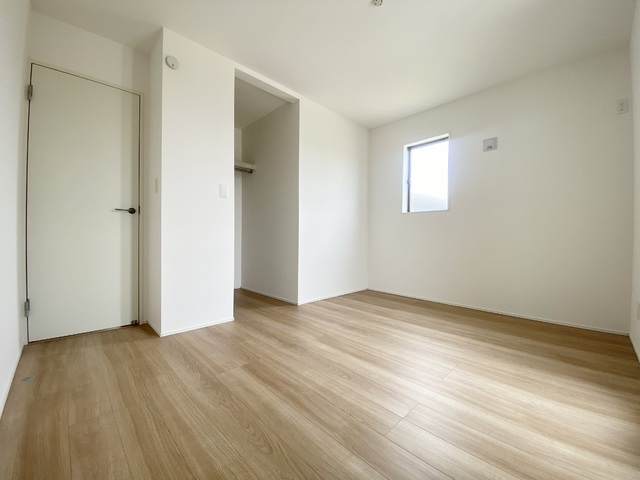 ～洋室～
白いクロスが明るさを演出してくれる洋室。この部屋にはウォークインクローゼットがあるので収納力もUP！