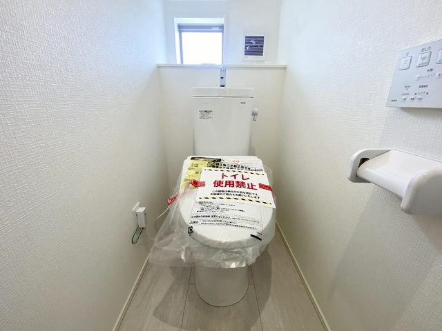 ～トイレ～
1・2階ともにウォシュレット付きのトイレを完備！室内には換気窓もあり清潔感をキープ出来そうです。