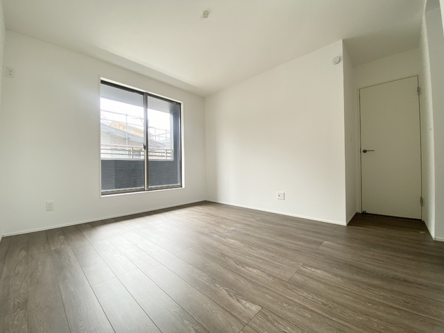 バルコニー隣接の洋室は日が差し込みとても明るい空間です。このお部屋にはウォークインクローゼットが付いています。
