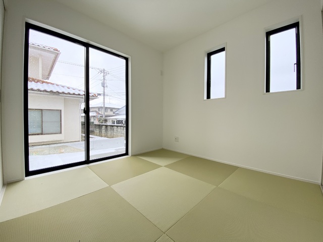 ～和室～
和室は畳の香りでリラックスできる和の空間です。窓も大きく開放感があるので客間としてもおすすめです！