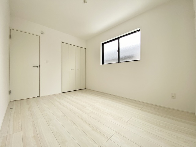 ～洋室～
全てのお部屋に収納スペースが付いているので、ご家族それぞれの荷物をしっかり管理できます！お部屋が散らかりにくく、お掃除もラクラク♪