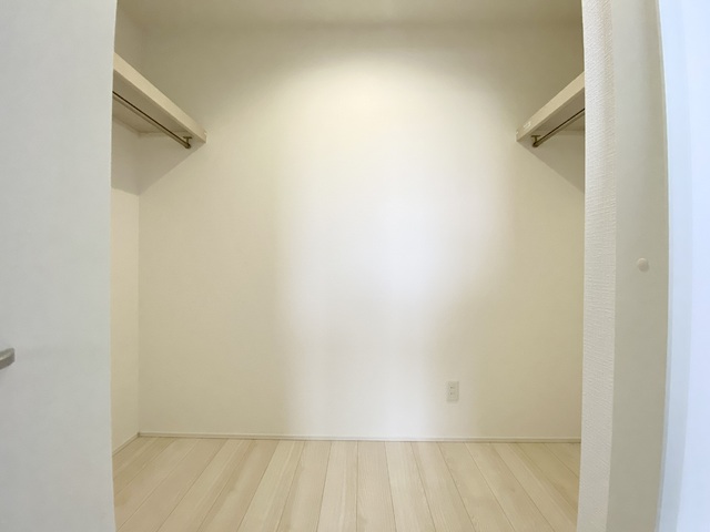 ～ウォークインクローゼット～
収納力に優れたウォークインクローゼットが魅力！お洋服好きな方も、荷物が多い方も、これだけの容量があればスッキリ片付きますね♪