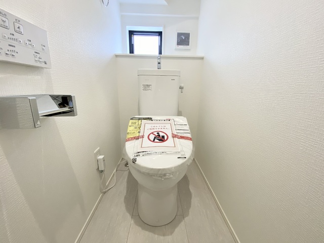 ～トイレ～
1・2階ともにウォシュレット付きのトイレを完備！室内には換気窓もあり清潔感をキープ出来そうです。