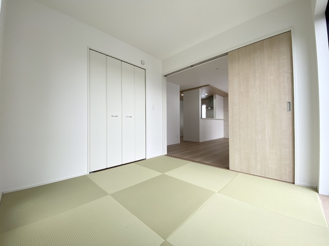 ～和室～
ついついゴロンと寝転びたくなる和室は居間や寝室にもなり、汎用性の高さや畳の機能性を活かした快適空間。