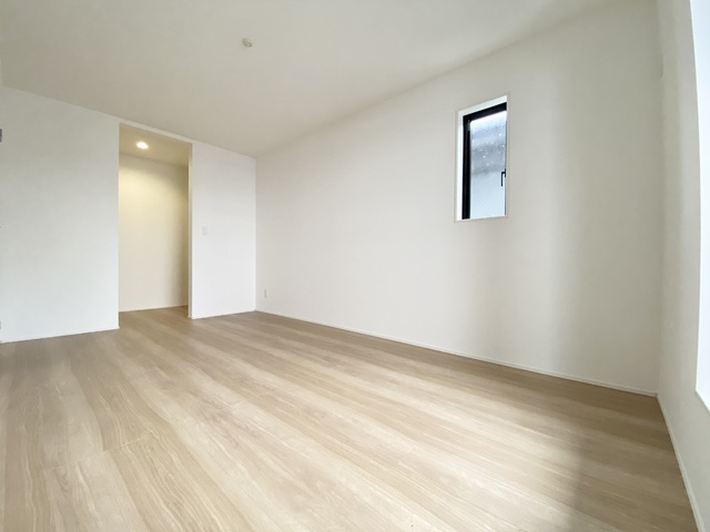 ～洋室～
このお部屋にはウォークインクローゼットが付いています。
主寝室として最適なゆとりある広さと2面採光で明るい住空間が魅力。