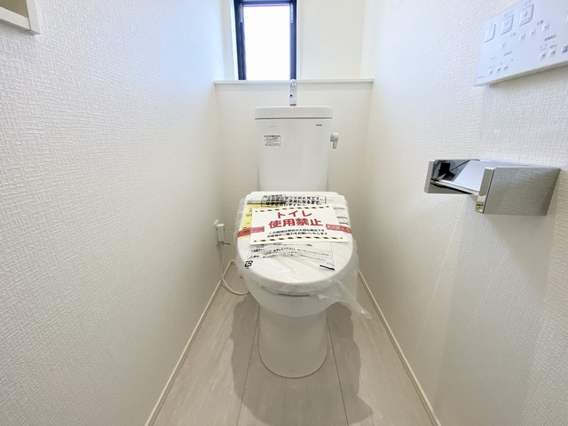 ～トイレ～
トイレには換気扇だけでなく、窓も付いているのでとっても明るい！空気の入れ替えもしやすく、匂いもこもらず、いつも清潔な空間を保てますね♪