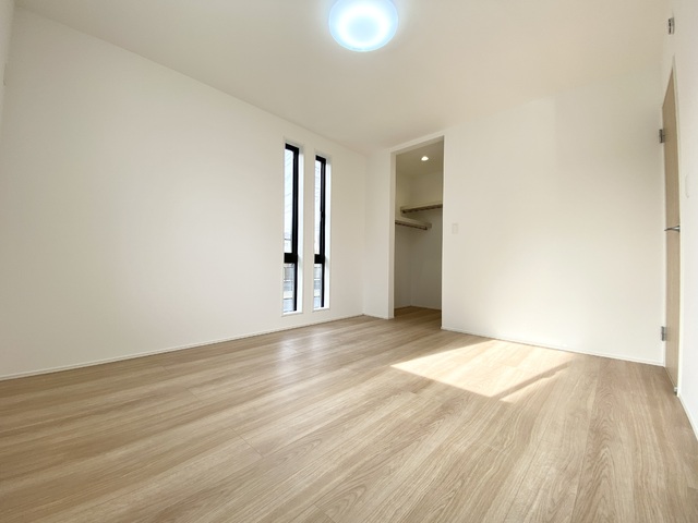 ～洋室～
このお部屋にはウォークインクローゼットが付いています。
主寝室として最適なゆとりある広さと2面採光で明るい住空間が魅力。
