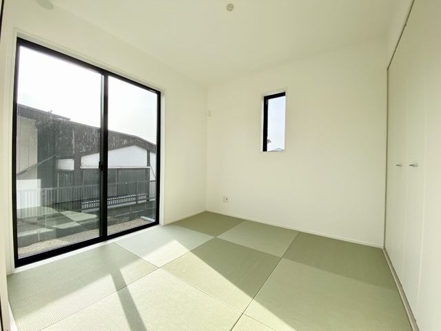 ～和室～
和室は畳の香りでリラックスできる和の空間です。窓も大きく開放感があるので客間としてもおすすめです！