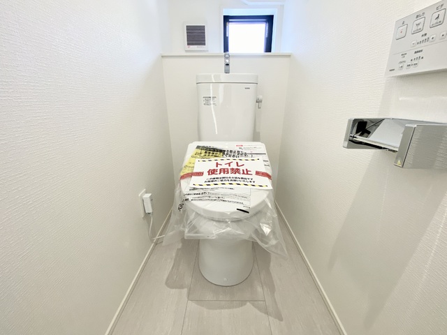 ～トイレ～
1・2階ともにウォシュレット付きのトイレを完備！室内には換気窓もあり清潔感をキープ出来そうです。