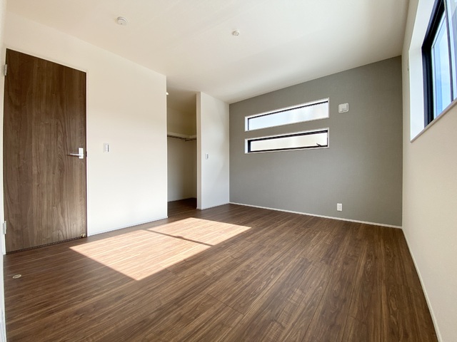 ～洋室～
このお部屋にはウォークインクローゼットが付いています。
主寝室として最適なゆとりある広さと2面採光で明るい住空間が魅力。