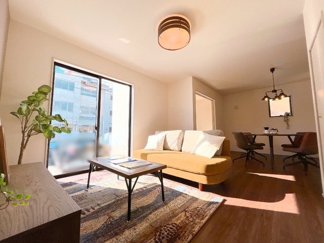 ～リビング～
家族が集まるLDKは、もちろん南向き！日中は照明いらずの明るい空間で、ポカポカの陽だまりの中、ご家族みんなで快適に過ごせます♪