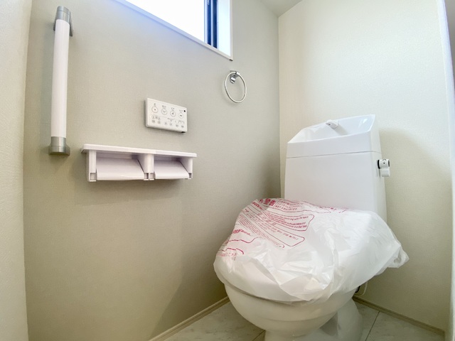～トイレ～
1・2階ともにウォシュレット付きのトイレを完備！室内には換気窓もあり清潔感をキープ出来そうです。
