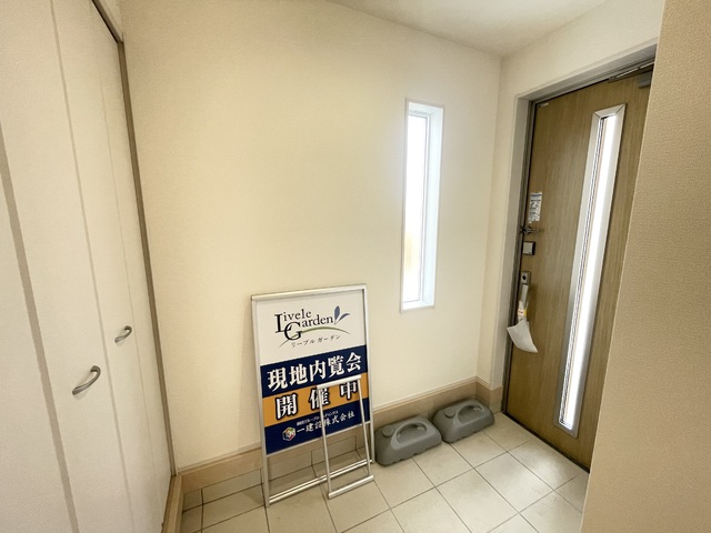 ～玄関～
明るく広々とした玄関には大型のシューズボックスを完備。散らかりがちな玄関もスッキリと片付きます！
