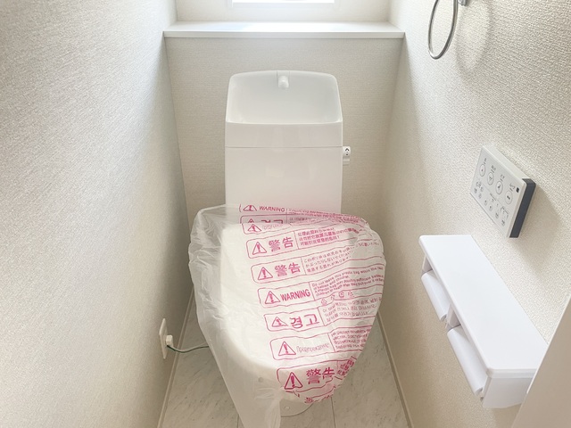 ～トイレ～
1階・2階にウォシュレット機能付きトイレを完備！2ヶ所あると混雑する朝は助かります。
