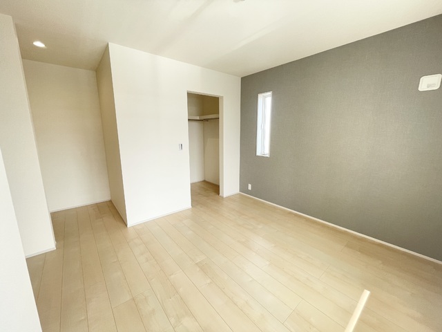 ～洋室～
このお部屋にはウォークインクローゼットが付いています。
主寝室として最適なゆとりある広さと2面採光で明るい住空間が魅力。
