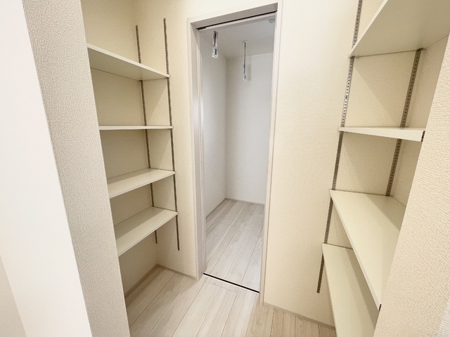 ～パントリー～
常温保存可能な食品や調味料・調理器具の収納に重宝！ 収納が増えるとキッチンをさらに広く使えますね♪