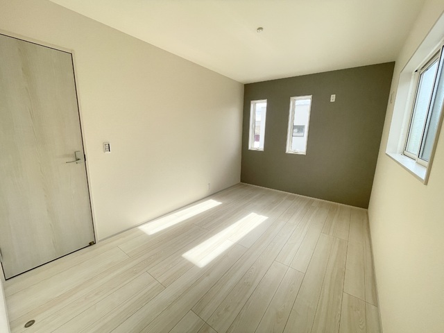 ～洋室～
シンプルなデザインで子供部屋や寝室など用途に合わせて利用できます。全洋室に収納も付いています。
