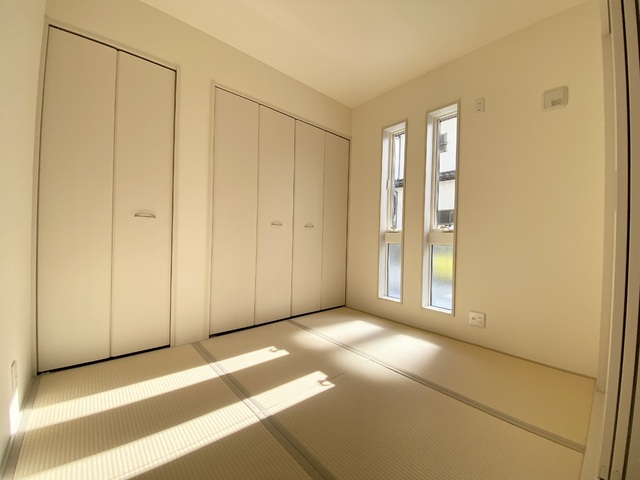 ～和室～
引き戸にすることで開口部を大きく取れるので、隣接するリビングとの一体感や開放感を感じられます。