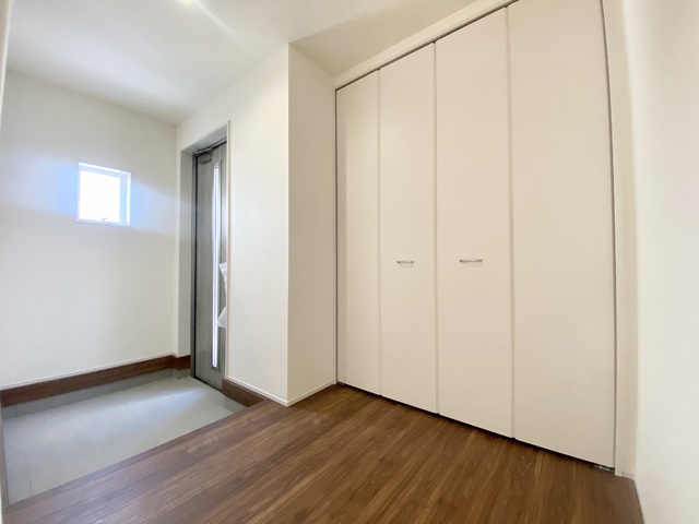 ～玄関～
明るく広々とした玄関には大型のシューズボックスを完備。散らかりがちな玄関もスッキリと片付きます！