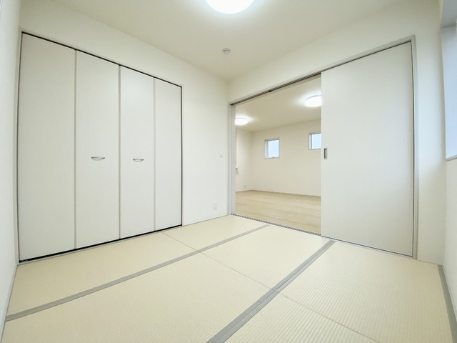 ～和室～
柔らかい畳の上なら、小さなお子様が転んでしまっても衝撃を和らげてくれるので安心ですね！ご家族でゴロゴロ寝転がるのも気持ちよさそう♪
