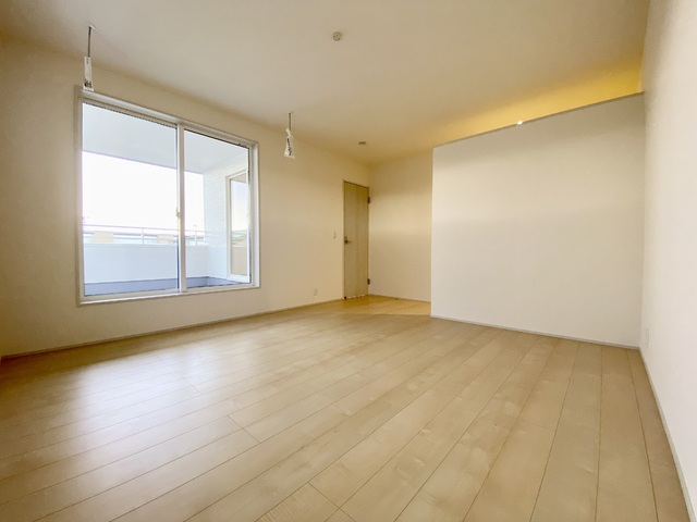～洋室～
バルコニー隣接の洋室は日が差し込みとても明るい空間です。このお部屋にはウォークインクローゼットが付いています。