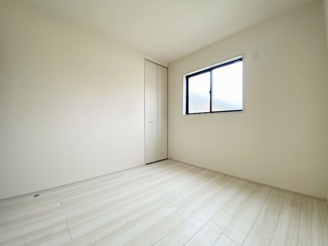 ～洋室～
部屋を広く使えるよう各居室に収納を完備！シンプルなデザインで子供部屋や寝室など用途に合わせられます。