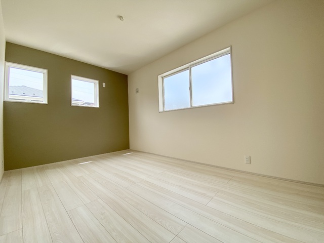 ～洋室～
このお部屋にはウォークインクローゼットが付いています。
主寝室として最適なゆとりある広さと2面採光で明るい住空間が魅力。