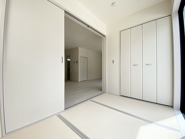 ～和室～
客間としてはもちろん、お昼寝スペースや作業部屋など幅広く利用できるマルチな部屋です。