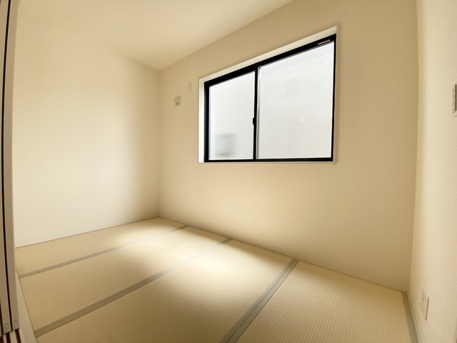 ～和室～
客間としてはもちろん、お昼寝スペースや作業部屋など幅広く利用できるマルチな部屋です。
