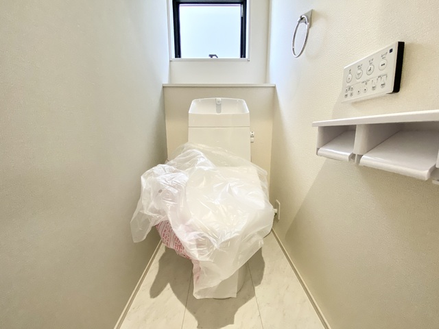 ～トイレ～
1・2階ともにウォシュレット付きのトイレを完備！室内には換気窓もあり清潔感をキープ出来そうです。